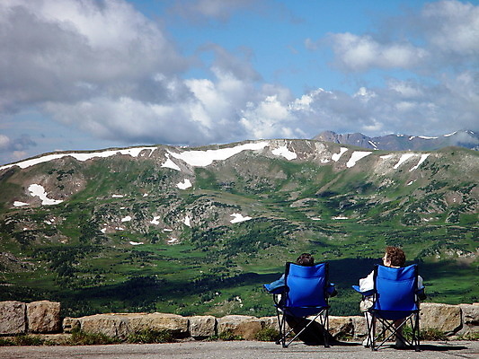 포토 JPG 해외이미지 응시 공원 의자 휴가 휴식 산 앉기 풍경 사람없음 계곡 숲 고도 서비스 전국 해외202004 해외포토 시선 공공시설 가구 컨셉 모션 파일형식 이미지허브