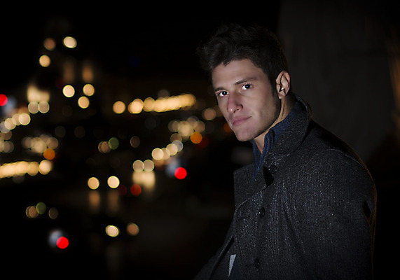 포토 JPG 해외이미지 백인 모델 1 응시 남자 백그라운드 비즈니스 전등 한명 서기 사람 정장 성인 야외 빛 유행 흰색 도시 자신감 우아함 야간 해외202004 해외포토 자연요소 서양인 시선 옷 감정 컬러 컨셉 모션 조명 파일형식 이미지허브