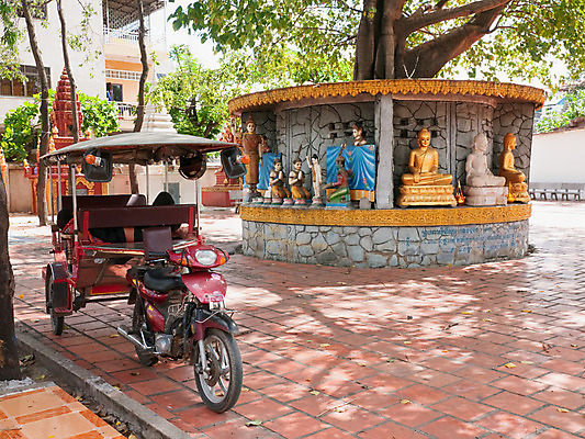 포토 JPG 해외이미지 아시아 종교 불교 건축양식 교통시설 사람없음 오토바이 도시 사찰 택시 캄보디아 인도차이나반도 해외202004 해외포토 건축 나라 교통 종교건축 승용차 자동차 바이크 시설 파일형식 이미지허브