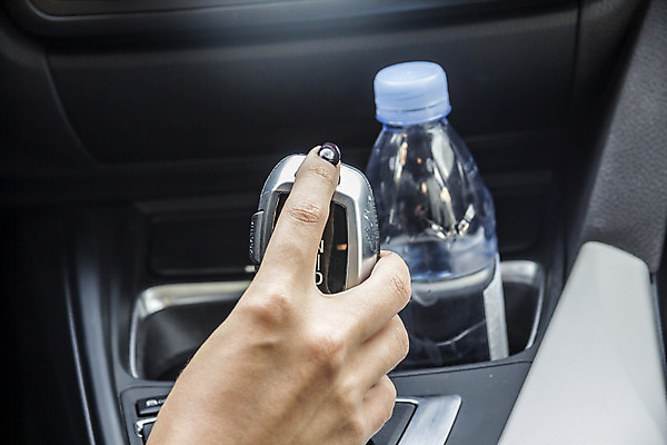 포토 JPG 해외이미지 손 여행 손가락 모션 자동차 유리 새로움 실내 사람 성인 사람없음 내부 운전 잡기 판넬 바퀴 운전사 고급 속도 주인 계기판 해외202004 해외포토 직업 육상교통 컨셉 재질 신체부위 파일형식 이미지허브