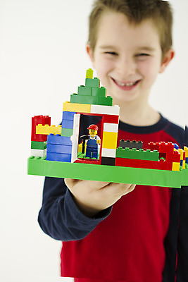 포토 JPG 해외이미지 디자인 응시 어린이 포즈 컨셉 장난 놀이 한명 미소 컬러풀 금발 블록 닫기 망치 주기 고립 해외202004 해외포토 1 헤어스타일 시선 컬러 모션 표정 사람 공구 파일형식 이미지허브