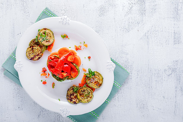 포토 JPG 해외이미지 그릇 접시 음식 조각 다이어트 채소 탁자 밥 마늘 요리 사람없음 식사 저녁식사 당근 튀김 시골 신선 고명 그릴 아침식사 상품 굽기 준비 상쾌 유기농 건강식 점심식사 주키니 채식주의자 해외202004 비건음식 해외포토 식기 웰빙 감정 가구 주방용품 뿌리채소 건강 구이 채식 파일형식 비건 이미지허브