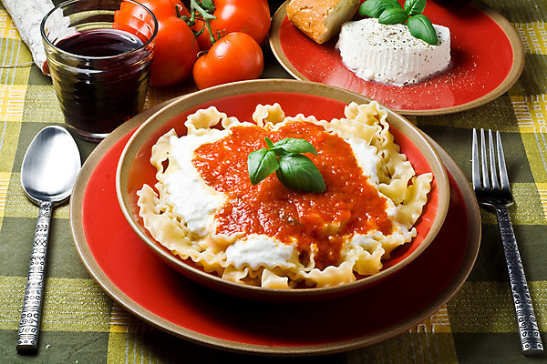 포토 JPG 해외이미지 전통 음식 빵 다이어트 토마토 유리 치즈 함께함 파스타 스파게티 사람없음 빨간색 주방 와인 저녁식사 양념 플랫 지중해 바질 여왕 점심식사 해외202004 해외포토 바다 컬러 컨셉 채소 재질 유제품 주류 서양음식 건강 식사 파일형식 이미지허브