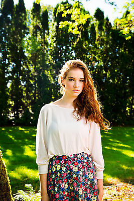 포토 JPG 해외이미지 모델 공원 여자 셔츠 와이셔츠 꽃무늬 청소년 갈색머리 한명 사람 야외 세로 치마 컬러풀 유행 흰색 인쇄 해외202004 해외포토 1 헤어스타일 공공시설 꽃 컬러 상의 무늬 하의 파일형식 이미지허브