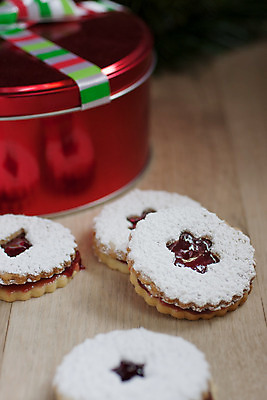 포토 JPG 해외이미지 전통 음식 크리스마스 휴가 디저트 사람없음 장식 빨간색 쿠키 빵집 달콤 잼 설탕 장인 슈가파우더 페스츄리 핸드메이드 해외202004 해외포토 기념일 빵 컬러 상점 소스_음식 맛 파일형식 이미지허브