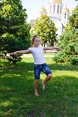 포토 JPG 해외이미지 백인 여학생 유럽 어린이 한명 파란색 금발 점프 흰색 춤 9 8 6 7 해외202004 해외포토 서양인 1 학생 헤어스타일 여자 나라 컬러 모션 문화예술 사람 숫자 파일형식 이미지허브