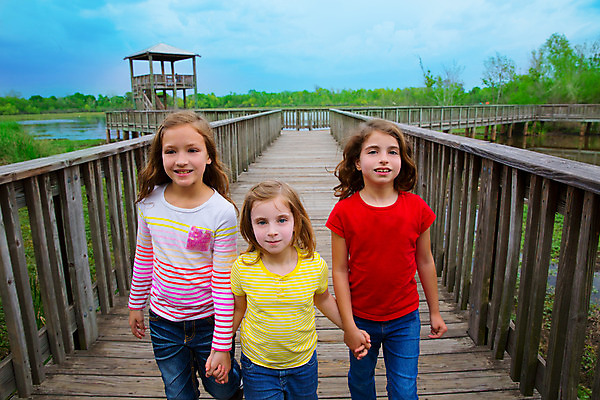포토 JPG 해외이미지 백인 응시 공원 여자 행복 호수 여유 어린이 여행 백그라운드 학교 가족 자연 놀이 휴가 함께함 관리 미소 사람 풍경 소녀 야외 세명 물 여름 친구 걷기 봄 표현 잡기 그룹 작음 자매 석호 철책 해외202004 해외포토 자연요소 서양인 시선 계절 공공시설 교육 감정 컨셉 관계 모션 표정 크기 생태계 파일형식 이미지허브