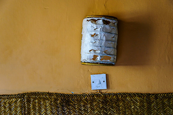 포토 JPG 해외이미지 종이 벽 주택 사람없음 내부 빛 손상 방 수확 램프 가난 복고 찢어짐 스위치 옛날 해외202004 해외포토 컨셉 농업 모션 조명 건물 파일형식 이미지허브