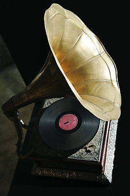 포토 JPG 해외이미지 디자인 음악 놀이 뿔 사람없음 상자 소리 장비 골동품 기구 역사 소중 향수 오브젝트 복고 오디오 축음기 비닐 구식 그런지 놋쇠 옛날 플레이어 해외202004 해외포토 음향기기 컨셉 재질 문화예술 전자제품 화장품 파일형식 이미지허브