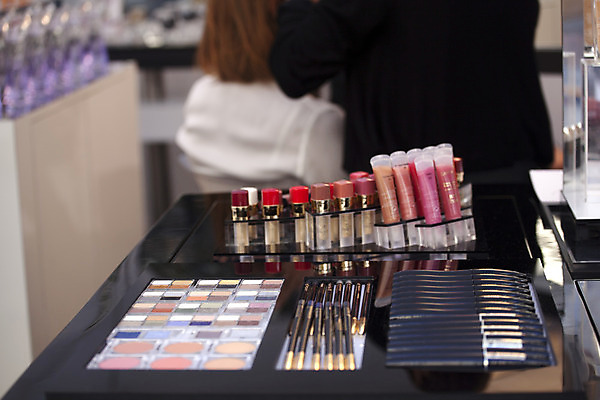 포토 JPG 해외이미지 직업 얼굴 분홍색 그림자 사람없음 치료 빨간색 빛 반짝임 세트 견본 보라색 검은색 어둠 화장품 립스틱 붓 못 의식 떨어짐 그늘 가루 속눈썹 볼터치 수집 입술 만들기 립글로스 광택 청동 모음 아이섀도 찌그러짐 더스트파티클 해외202004 해외포토 컬러 컨셉 의학 모션 신체부위 화장 뷰티 공구 눈썹 파일형식 이미지허브