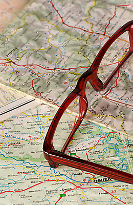 포토 JPG 해외이미지 안경 도로 여행 컨셉 지도 설계 사람없음 세로 방향 검색 복고 위치 지형 옛날 오리엔테이션 지도책 지리 해외202004 해외포토 잡화 길 교통시설 책 파일형식 이미지허브