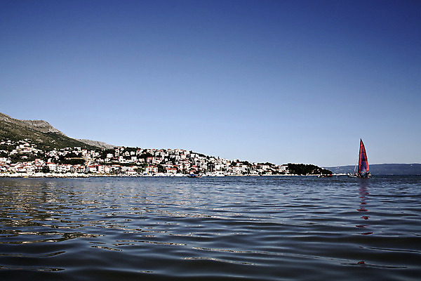 포토 JPG 해외이미지 라이프스타일 유럽 밧줄 스포츠 파도 바다 여행 날개 건축양식 자연 하늘 바람 휴가 휴식 풍경 취미 해변 사람없음 야외 빨간색 물 여름 파란색 맑음 장비 자유 윈드서핑 도시 보트 역사 타운 크로아티아 파라다이스 해외202004 해외포토 자연요소 계절 건축 나라 줄 컬러 컨셉 배_교통 날씨 생활 수상스포츠 생태계 파일형식 이미지허브