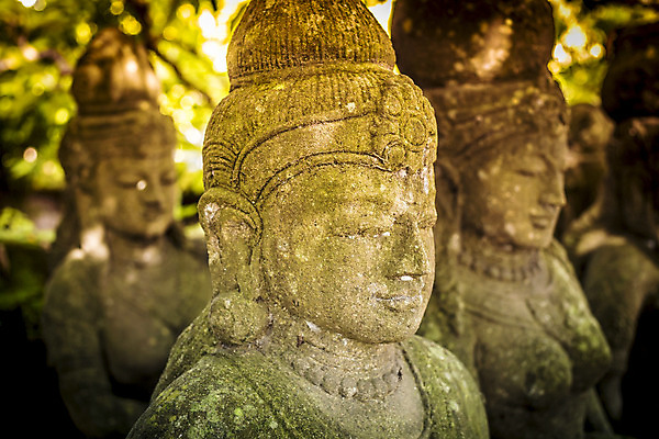 포토 JPG 해외이미지 1 전통 남자 아시아 종교 얼굴 선 조각 불교 건축양식 미술 사람 앉기 동양인 사람없음 야외 세로 조각상 수확 골동품 바위 사찰 거친 역사 심볼 묘사 명상 오브젝트 질감 복고 발리 천연기념물 그런지 숭배 옛날 스타일 해외202004 해외포토 건축 나라 섬 농업 종교건축 모션 문화예술 인종 신체부위 조형물 돌_바위 인도네시아 파일형식 이미지허브
