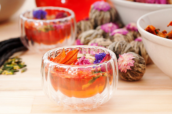 포토 JPG 해외이미지 실내 사람없음 아웃포커스 찻잔 찻잎 꽃차 나무배경 해외202004 공예차 해외포토 백그라운드 잔 촬영기법 내부 차_음료 파일형식 이미지허브