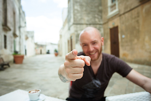 포토 JPG 해외이미지 전통 응시 유럽 도로 길 여행 탁자 휴가 거리 주택 한명 미소 앉기 건물 햇빛 여행객 맑음 이탈리아 마시기 조약돌 가리킴 도시 중세 역사 시장 정사각형 연예인 카푸치노 리빙 구시가지 해외202004 해외포토 도형 직업 1 건축물 시선 나라 커피 가구 교통시설 모션 날씨 표정 사람 손짓 태양 돌_바위 파일형식 이미지허브