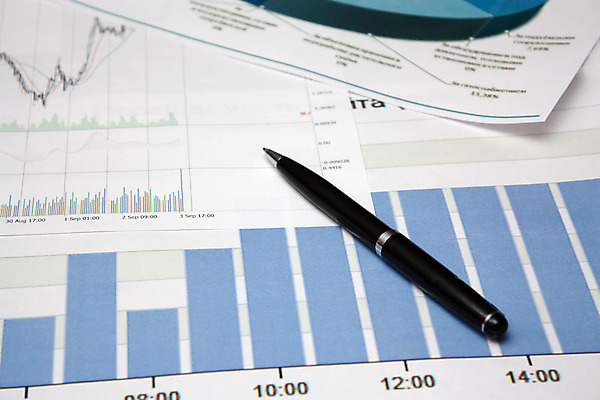 포토 JPG 해외이미지 돈 비즈니스 그래프 사람없음 금융 파란색 숫자 펜 자료 성장 재산 계획 보고서 진행 업그레이드 해외202004 해외포토 문자 컬러 컨셉 경제 필기구 파일형식 이미지허브