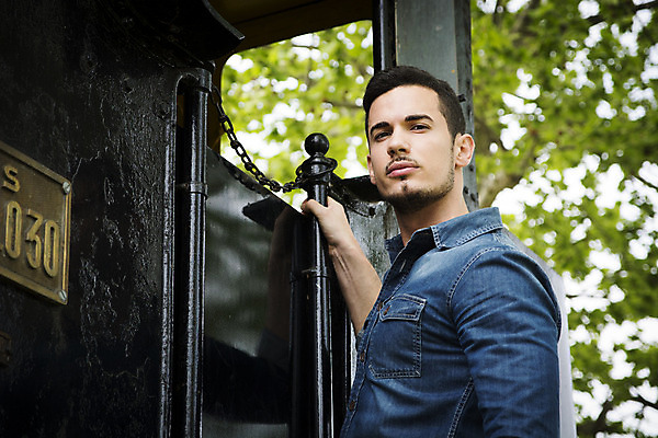 포토 JPG 해외이미지 백인 모델 1 라이프스타일 남자 얼굴 티셔츠 한명 서기 사람 성인 야외 파란색 유행 재킷 기차 도시 자신감 시원함 싱글 그런지 심각 옛날 혼자 스타일 해외202004 해외포토 서양인 감정 육상교통 컬러 컨셉 셔츠 모션 대중교통 생활 신체부위 외투 파일형식 이미지허브