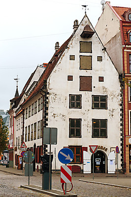 포토 JPG 해외이미지 전통 꽃 유럽 문화 여행 이동 컨셉 건축양식 창문 거리 주택 사람없음 건물 도시풍경 새벽 수확 가을 도시 중세 역사 타운 고딕 라트비아 리가 옛날 우울감 스타일 해외202004 해외포토 자연요소 식물 건축물 계절 건축 감정 나라 농업 북유럽 풍경 파일형식 이미지허브