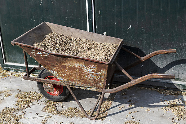 포토 JPG 해외이미지 전통 음식 농업 날씨 사람없음 야외 농장 수레 손상 시골 바퀴 농부 주식 먹이 가득함 오브젝트 부식 네덜란드 지역 짐차 구식 옛날 중고 해외202004 해외포토 직업 유럽 산업 컨셉 자동차 금융 카트 파일형식 이미지허브