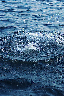 포토 JPG 해외이미지 구름 물결 파도 바다 백그라운드 패턴 표면 풍경 사람없음 물 파란색 빛 강 햇빛 반사 젖음 신선 액체 시원함 당구 질감 내추럴 해외202004 해외포토 자연요소 컬러 무늬 태양 구기 파일형식 이미지허브