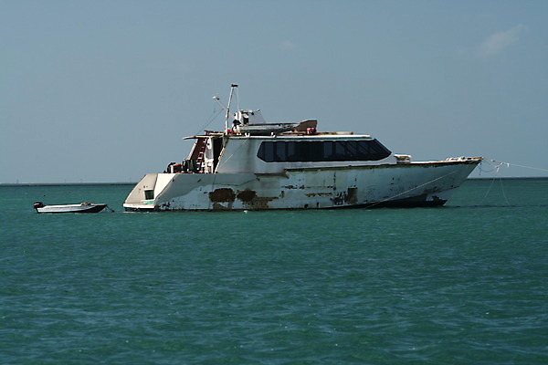 포토 JPG 해외이미지 바다 요트 하늘 사람없음 구멍 버리기 옛날 해외202004 해외포토 배_교통 모션 파일형식 이미지허브