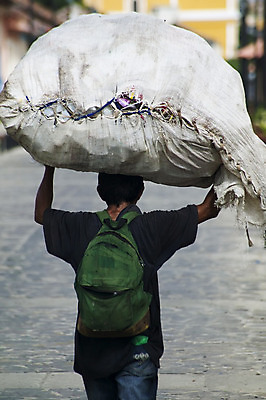 포토 JPG 해외이미지 여행 가방 사람없음 머리 미국 자루 패키지 무거움 그라나다 니카라과 해외202004 해외포토 잡화 북아메리카 신체부위 남아메리카 스페인 무게 파일형식 이미지허브