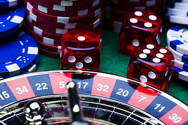 포토 JPG 해외이미지 실내 근접촬영 사람없음 포커칩 도박 카지노 주사위 룰렛 겜블 초록배경 해외202004 해외포토 뷰포인트 백그라운드 내부 초록색 게임 포커 파일형식 이미지허브