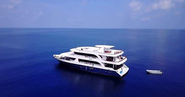 포토 JPG 해외이미지 바다 섬 여행 백그라운드 요트 자연 하늘 낚시 휴가 항해 안테나 풍경 사람없음 물 여름 파란색 모래사장 맑음 흰색 보트 크루즈 모래언덕 속도 석호 몰디브 드론 터키석 파라다이스 해외202004 해외포토 자연요소 계절 아시아 컬러 배_교통 통신 레저 날씨 보석 언덕 생태계 파일형식 이미지허브