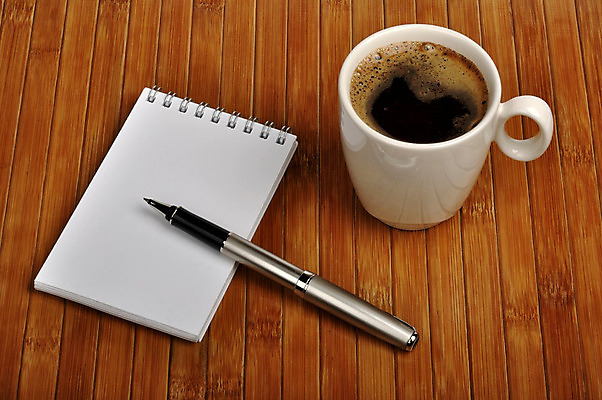 포토 JPG 해외이미지 종이 커피 음료 탁자 사람없음 컵 펜 갈색 다이어리 쪽지 공책 공백 카페 머그컵 흰색 페이지 해외202004 해외포토 식기 컬러 가구 문구용품 필기구 상점 사무용품 파일형식 이미지허브