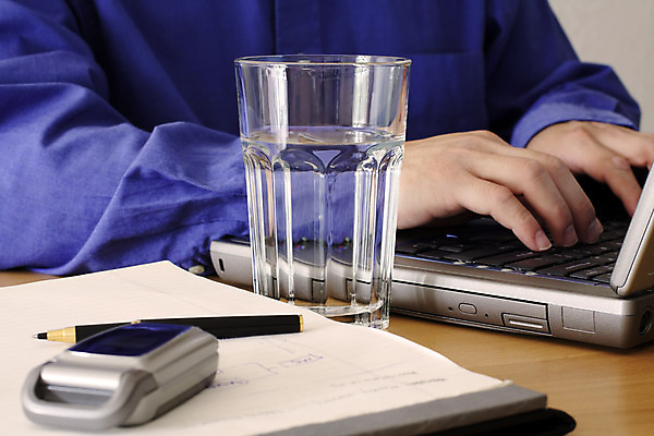 포토 JPG 해외이미지 직업 손 남자 종이 인터넷 비즈니스 유리 모바일 노동자 직장 사람 사람없음 물 노트북 스마트폰 컴퓨터 사무실 펜 공책 타이핑 업무 작업 비즈니스맨 제조 종업원 무선전화기 책상 동료 경영자 리더 경영 해외202004 해외포토 자연요소 가구 회사 관계 재질 문구용품 신체부위 전자제품 핸드폰 스마트기기 필기구 직장인 전화기 파일형식 이미지허브