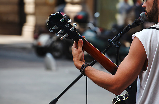 포토 JPG 해외이미지 주간 남자 음악 연주 한명 들기 상반신 성인 야외 뒷모습 기타 마이크 기타리스트 성인남자한명만 해외202004 버스킹 해외포토 자연요소 1 뷰포인트 음향기기 모션 현악기 문화예술 사람 공연 연주자 남자한명만 성인남자만 파일형식 이미지허브