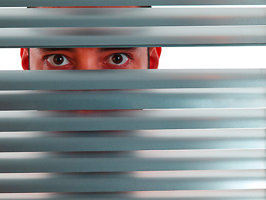 포토 JPG 해외이미지 백인 응시 남자 한명 사람 성인 가로 빨간색 회색 흰색 관찰 블라인드 커튼 오픈 은색 엿보기 손목시계 명상 시력 베네치아 섬광 스파이 시각장애인 해외202004 해외포토 서양인 1 시선 시계 컬러 장신구 모션 이탈리아 장애인 파일형식 이미지허브