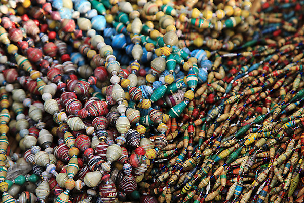 포토 JPG 해외이미지 전통 손 종이 목걸이 장신구 사람없음 컬러풀 재활용 잡지 공예 구슬 동쪽 낭비 수입 우간다 특별함 프로젝트 핸드메이드 해외202004 해외포토 컬러 컨셉 아프리카 취미 신체부위 간행물 방향 친환경 파일형식 이미지허브