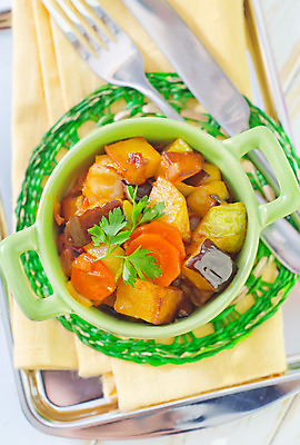 포토 JPG 해외이미지 접시 포크 채소 탁자 가지 치즈 파프리카 도마 파슬리 건강 마늘 요리 사람없음 가로 빨간색 초록색 노란색 식사 버섯 당근 샐러드 직물 신선 도자기 맛 그릴 바비큐 굽기 허브 슬라이스 후추 모음 고립 채식주의자 해외202004 해외포토 식물 식기 음식 컬러 가구 컨셉 주방용품 유제품 뿌리채소 한글 구이 향신료 채식 파일형식 이미지허브