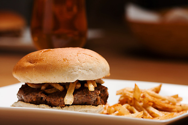 포토 JPG 해외이미지 음식 육류 사람없음 저녁식사 튀김 햄버거 점심식사 번 해외202004 해외포토 빵 식재료 패스트푸드 식사 파일형식 이미지허브