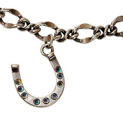 포토 JPG 해외이미지 디자인 옷 신발 곡선 장신구 성공 사람없음 장식 유행 금속 미국 목장 최고 행운 카우보이 보호 은색 심볼 오브젝트 부식 복고 기회 로데오 미신 부적 서쪽 철강 편자 스타일 해외202004 해외포토 선 컬러 컨셉 북아메리카 재질 방향 말발굽 파일형식 이미지허브