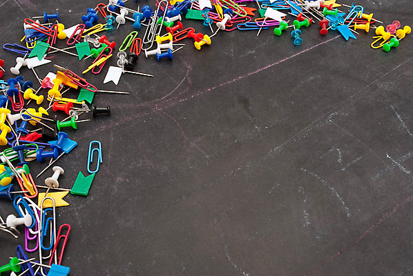 포토 JPG 해외이미지 학생 교육 졸업 교실 학교 사람없음 빨간색 검은색 칠판 유치원 흰색 분필 해외202004 해외포토 컬러 초크 파일형식 이미지허브