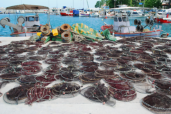 포토 JPG 해외이미지 바다 낚시 어업 사람없음 물 항구 장비 잡기 그물 어선 보트 지중해 그리스 함선 상업 포트 기어 해외202004 해외포토 자연요소 유럽 산업 배_교통 교통시설 모션 레저 파일형식 이미지허브
