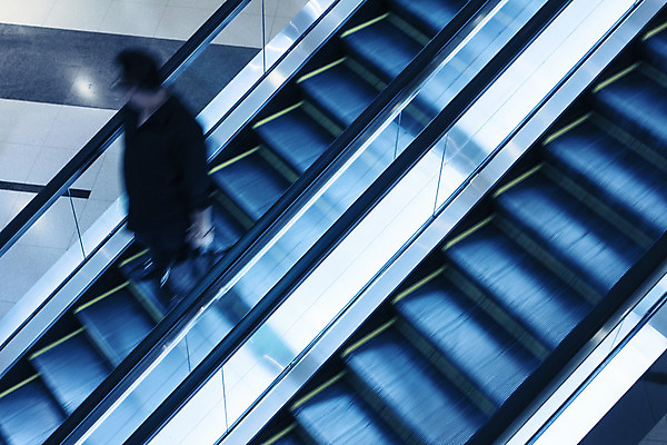 포토 JPG 해외이미지 디자인 남자 여행 포즈 비즈니스 건축양식 교통시설 모션 유리 모바일 실내 사람 사람없음 내부 건물 세일 걷기 계단 상점 도시 조직 그룹 시장 콘센트 전기에너지 구매 공항 군중 소프트포커스 엘리베이터 쇼핑몰 고객 속도 에스컬레이터 베이징 소매 단계 재촉 블러 해외202004 해외포토 건축물 건축 교통 컨셉 재질 촬영기법 쇼핑 중국 에너지 시설 파일형식 이미지허브