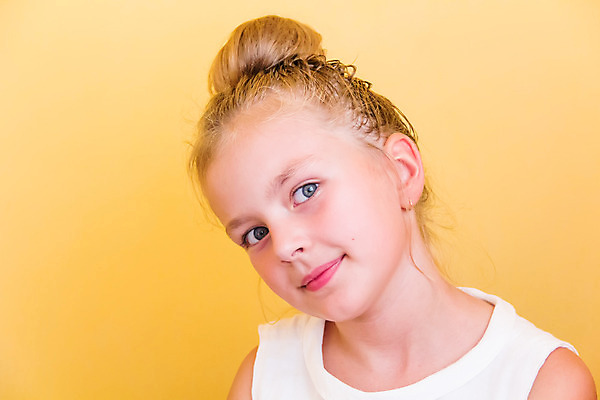 포토 JPG 해외이미지 백인 여학생 유럽 어린이 한명 파란색 금발 흰색 8 큼 6 5 7 해외202004 해외포토 서양인 1 학생 헤어스타일 여자 나라 컬러 사람 숫자 크기 파일형식 이미지허브