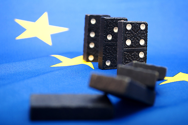 포토 JPG 해외이미지 사람없음 소프트포커스 넘어짐 도미노 위기 유럽기 쓰러짐 해외202004 무너짐 해외포토 모션 촬영기법 깃발 파일형식 이미지허브