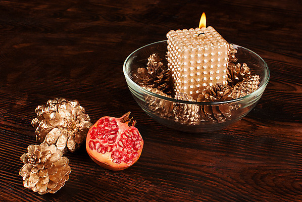 포토 JPG 해외이미지 전통 크리스마스 촛불 사람없음 장식 가로 빛 화려 황금 클래식 우아함 오브젝트 문학 솔방울 수공예품 정물화 핸드메이드 해외202004 해외포토 기념일 컨셉 초 공예품 그림 파일형식 이미지허브