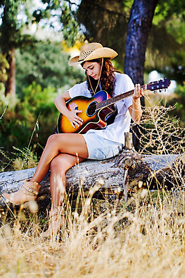 포토 JPG 해외이미지 주간 전신 여자 음악 연주 한명 들기 앉기 성인 야외 옆모습 다리꼬기 기타 기타리스트 성인여자한명만 해외202004 해외포토 자연요소 1 뷰포인트 모션 현악기 문화예술 사람 연주자 여자한명만 성인여자만 파일형식 이미지허브