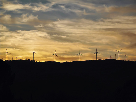 포토 JPG 해외이미지 구름 자연 하늘 바람 풍경 사람없음 초록색 파란색 환경 탑 금속 풍차 발전기 에너지 언덕 역동적 프로펠러 태양에너지 내추럴 개발 해외202004 해외포토 자연요소 건축물 컬러 컨셉 재질 날씨 발전소 그린에너지 생태계 파일형식 이미지허브