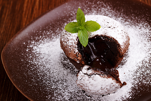 포토 JPG 해외이미지 접시 단면 실내 사람없음 초콜릿 흐름 달콤 민트 슈가파우더 나무배경 해외202004 퐁당오쇼콜라 해외포토 식기 백그라운드 컨셉 디저트 내부 맛 허브 파일형식 이미지허브