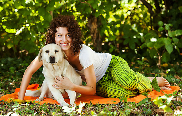 포토 JPG 해외이미지 동물 백인 응시 행복 맨발 청소년 자연 휴식 한명 앉기 야외 가로 반려동물 개 숲 래브라도리트리버 해외202004 해외포토 서양인 1 시선 감정 컨셉 포유류 모션 발 사람 리트리버 생태계 파일형식 이미지허브