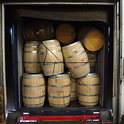 포토 JPG 해외이미지 사람없음 쌓기 트럭 운반 오크통 와인통 자동차트렁크 해외202004 해외포토 모션 자동차 와인 파일형식 이미지허브