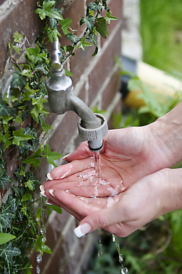 포토 JPG 해외이미지 주간 손 야외 신체부위 물 수도꼭지 손씻기 위생관리 해외202004 해외포토 자연요소 관리 사람 씻기 파일형식 이미지허브