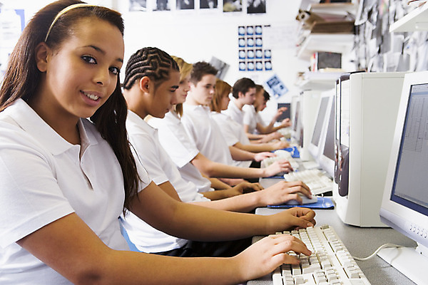 포토 JPG 해외이미지 어린이 교실 갈색머리 여러명 컴퓨터 소프트포커스 블러 해외202004 해외포토 헤어스타일 교육 다수 학교 촬영기법 사람 전자제품 파일형식 이미지허브