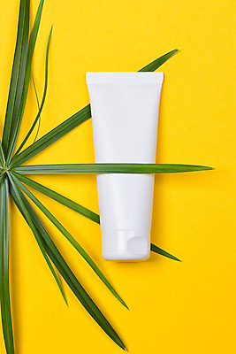포토 JPG 해외이미지 잎 사람없음 노란색 바디케어 튜브용기 목업 해외202004 해외포토 식물 컬러 용기_그릇 파일형식 이미지허브